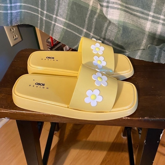 ASOS design pvc daisy square toe slides size 10 - Picture 2 of 4
